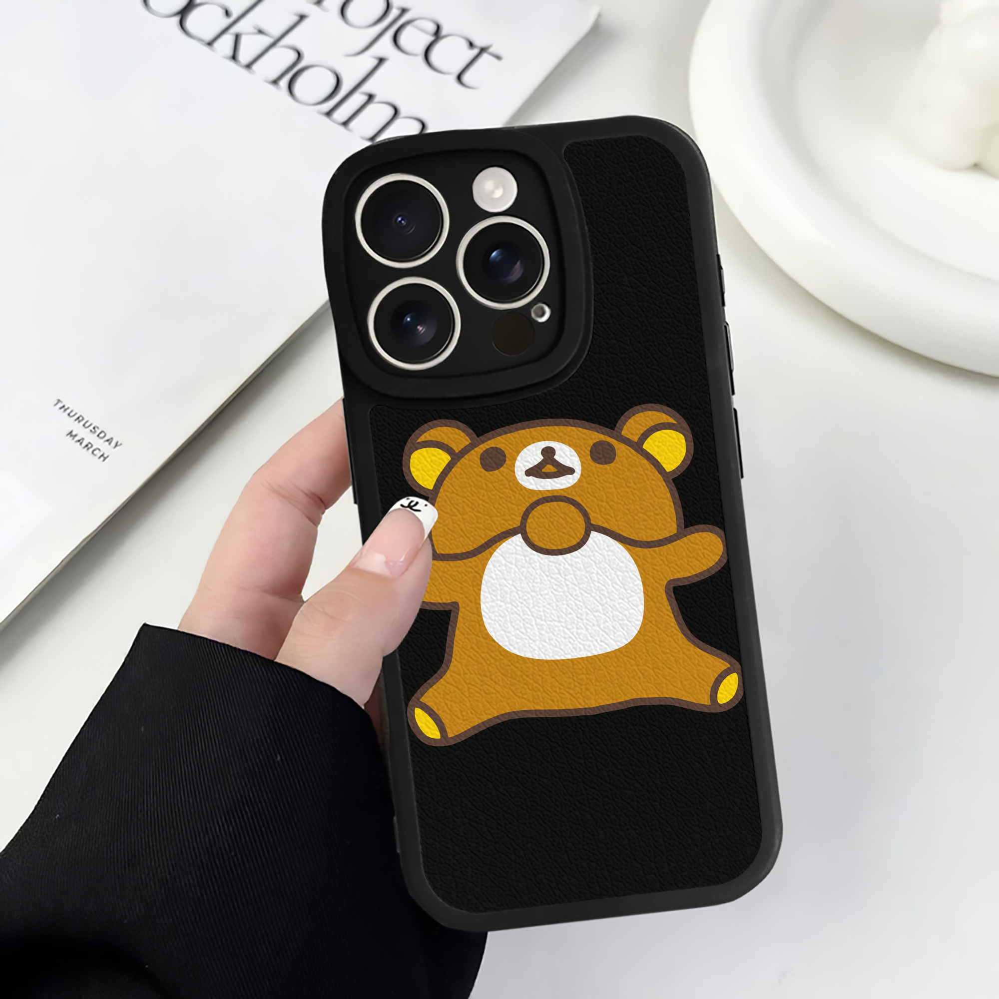 （画像用） リラックマ リラックマ キイロイトリ Rilakkuma Korilakkuma Kiiroitori 【iPhone 16シリーズ対応】シリコンスマホケース（レザー調） 材質：シリコン